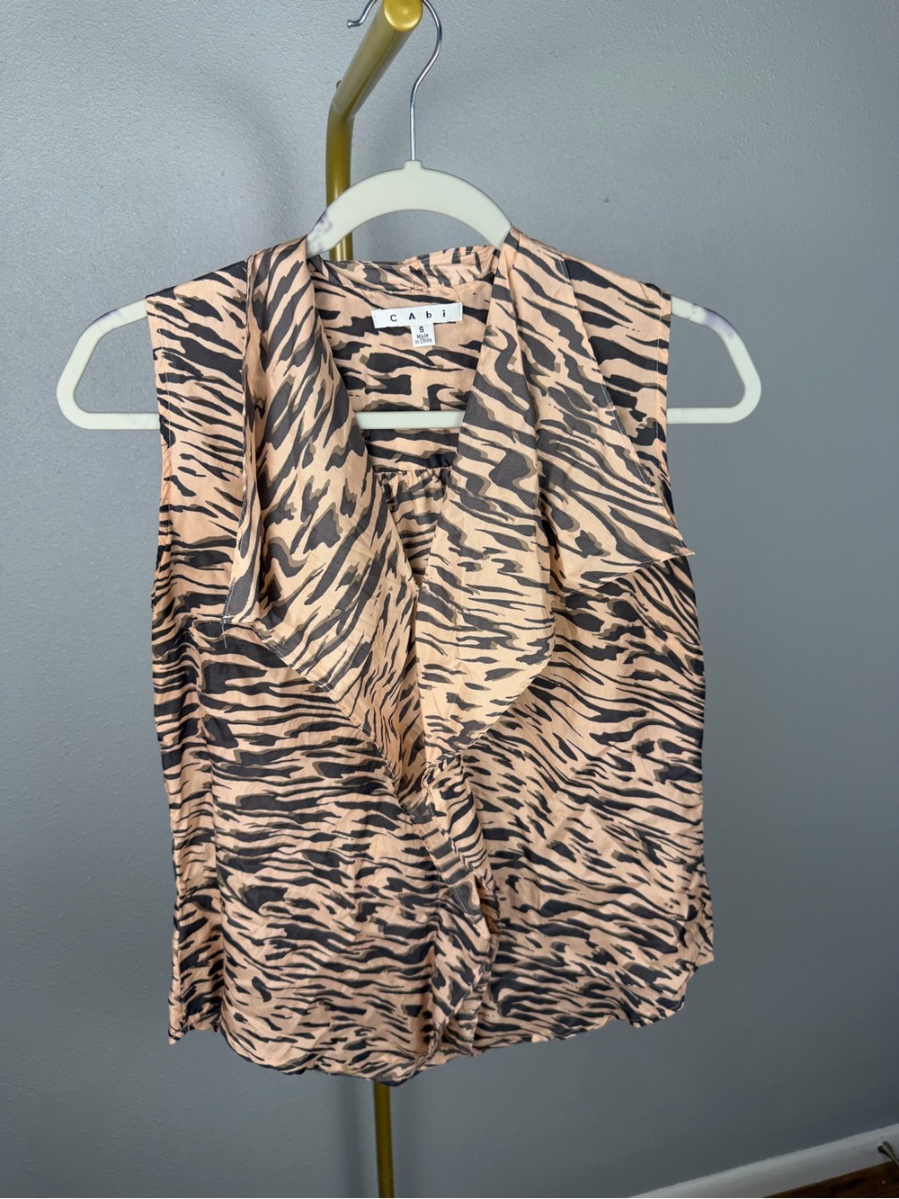 Cabi NWOT 100% Silk Animal Print Ruffle Sleeveless Blouse Top Size S